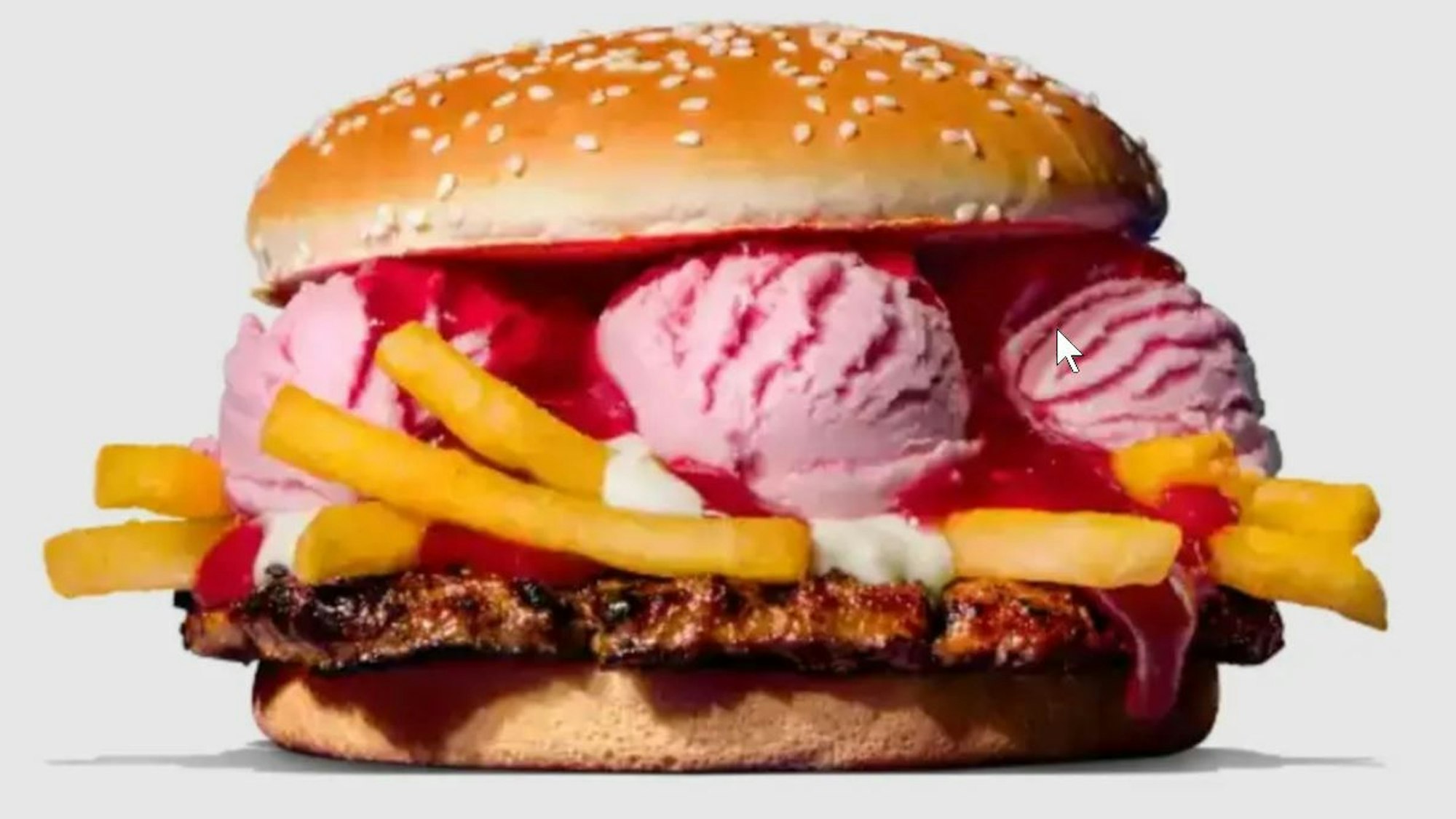 Ein Produktfoto zeigt einen Burger belegt mit Eis und Pommes.