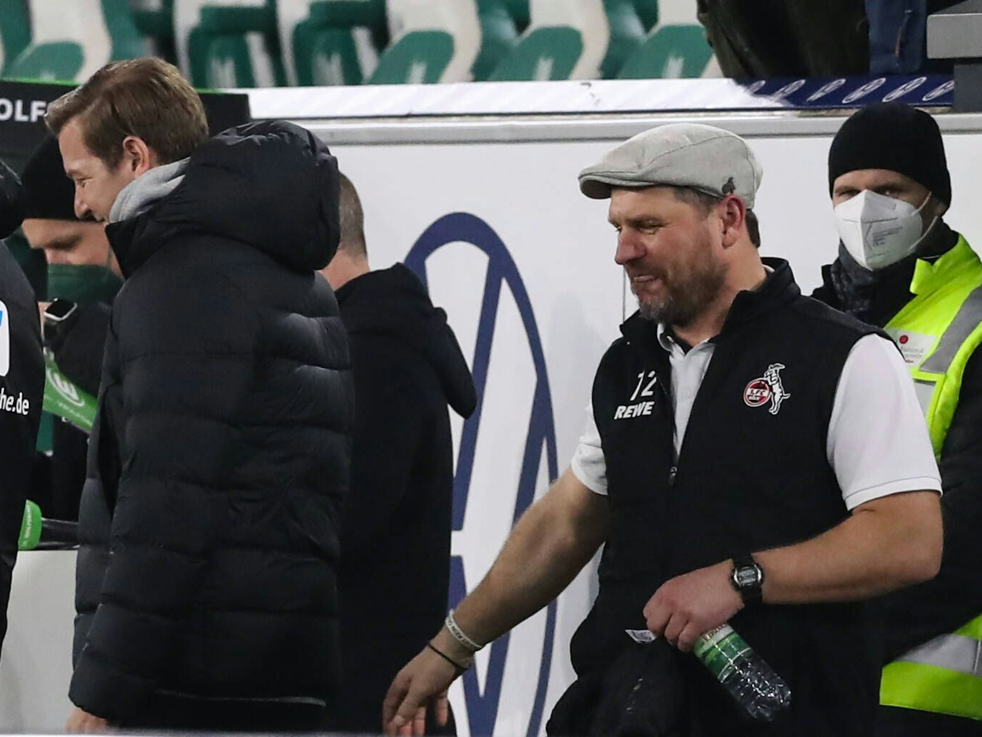 Florian Kohfeldt und Steffen Baumgart flachsen gemeinsam an der Seitenlinie.