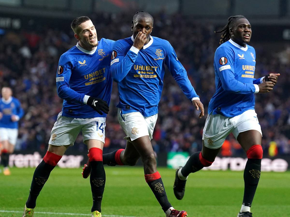 Glen Kamara jubelt mit seinen Teamkollegen über das 2:0. Die Glasgow Rangers haben das Europa-League-Halbfinale gegen RB Leipzig für sich entschieden.