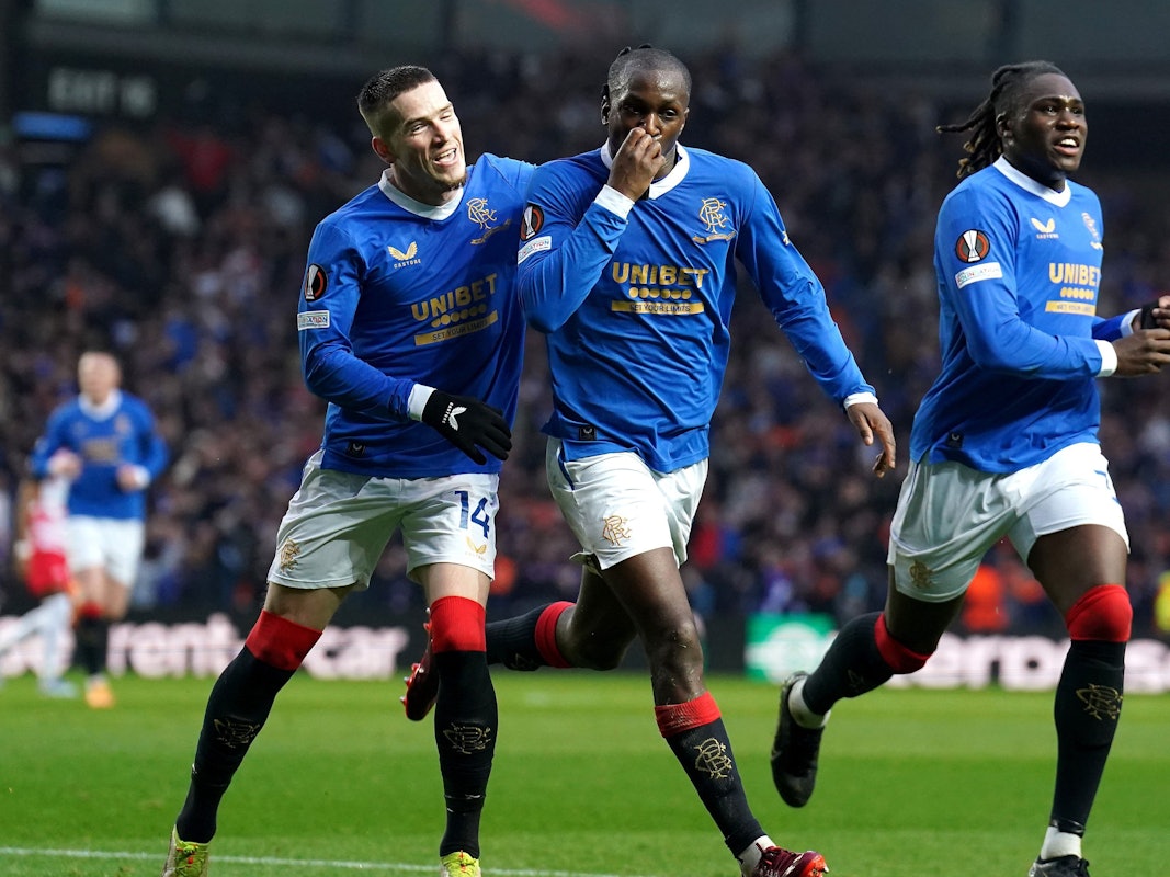 Glen Kamara jubelt mit seinen Teamkollegen über das 2:0. Die Glasgow Rangers haben das Europa-League-Halbfinale gegen RB Leipzig für sich entschieden.