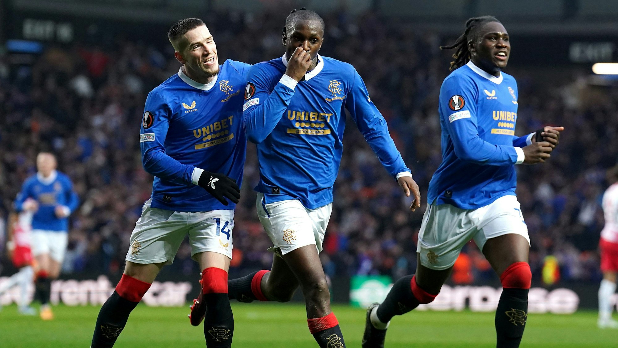 Glen Kamara jubelt mit seinen Teamkollegen über das 2:0. Die Glasgow Rangers haben das Europa-League-Halbfinale gegen RB Leipzig für sich entschieden.