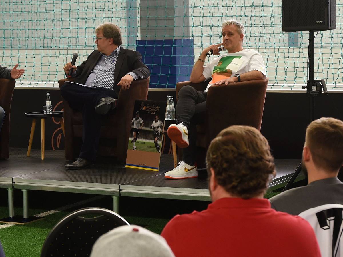 04.05.2022, Hürth: FC-Talk im Hürther Bolzplatz mit den Fußball-Weltmeistern Pierre Littbarski und Thomas Häßler.
v.li. Thomas Häßler, Achim Hannott und Pierre Littbarski
Foto: Csaba Peter Rakoczy