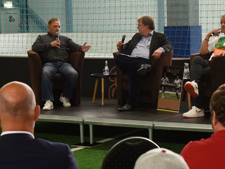 04.05.2022, Hürth: FC-Talk im Hürther Bolzplatz mit den Fußball-Weltmeistern Pierre Littbarski und Thomas Häßler.
v.li. Thomas Häßler, Achim Hannott und Pierre Littbarski
Foto: Csaba Peter Rakoczy