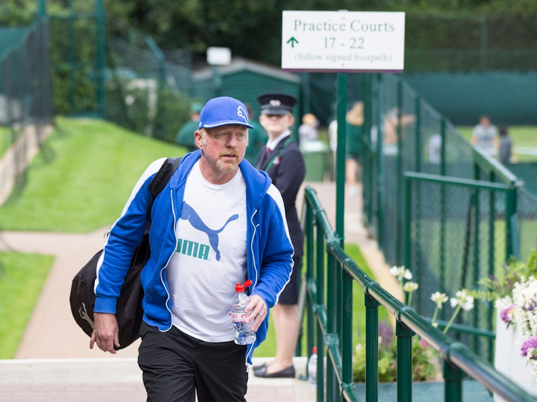 Boris Becker auf dem Gelände des „All England Lawn Tennis Club“ in Wimbledon (hier im Juni 2016 als Trainer von Novak Djokovic) – kommt er nie mehr hierher zurück?