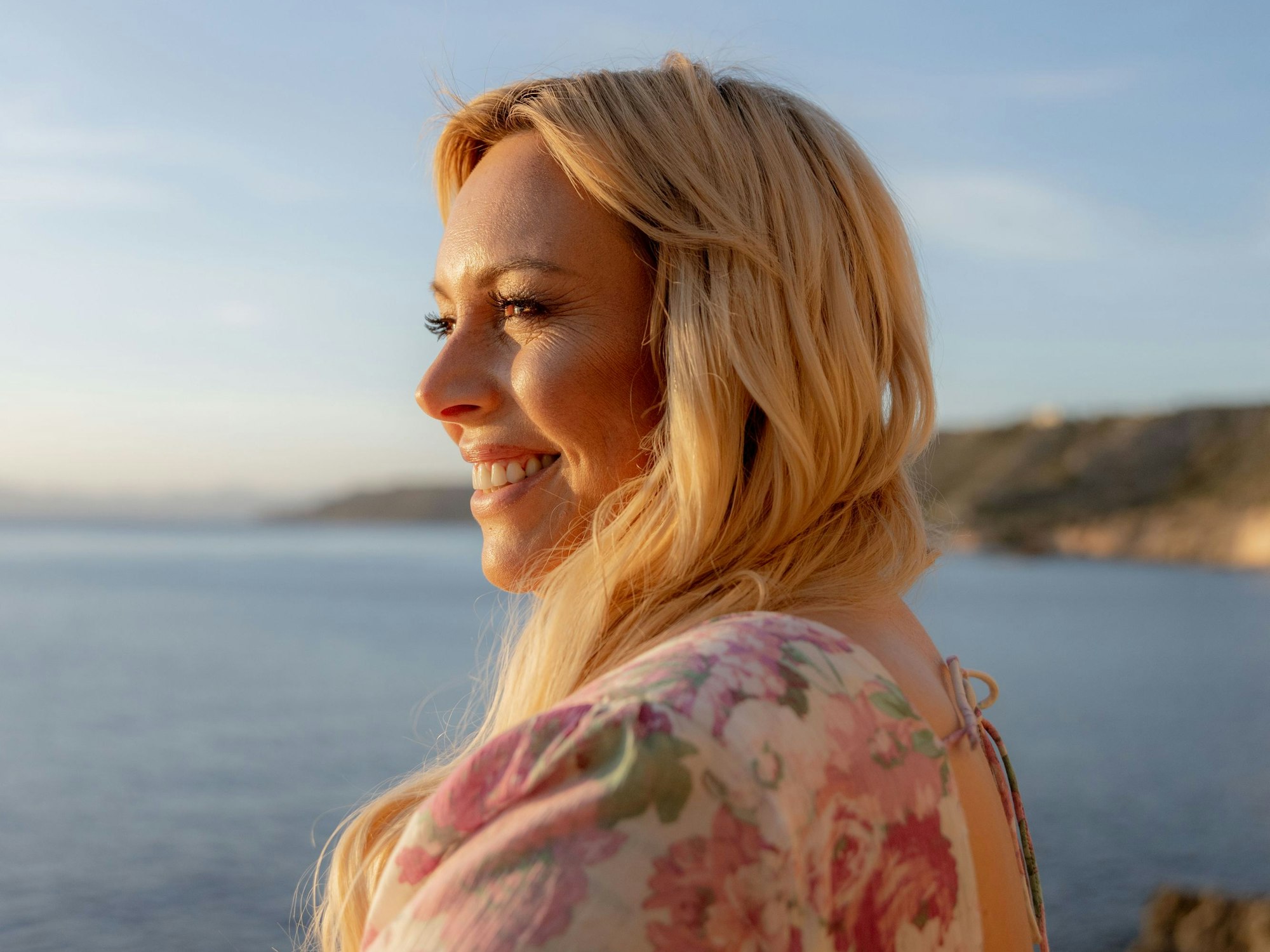 Julia Holz schaut in Richtung Meer auf Mallorca.