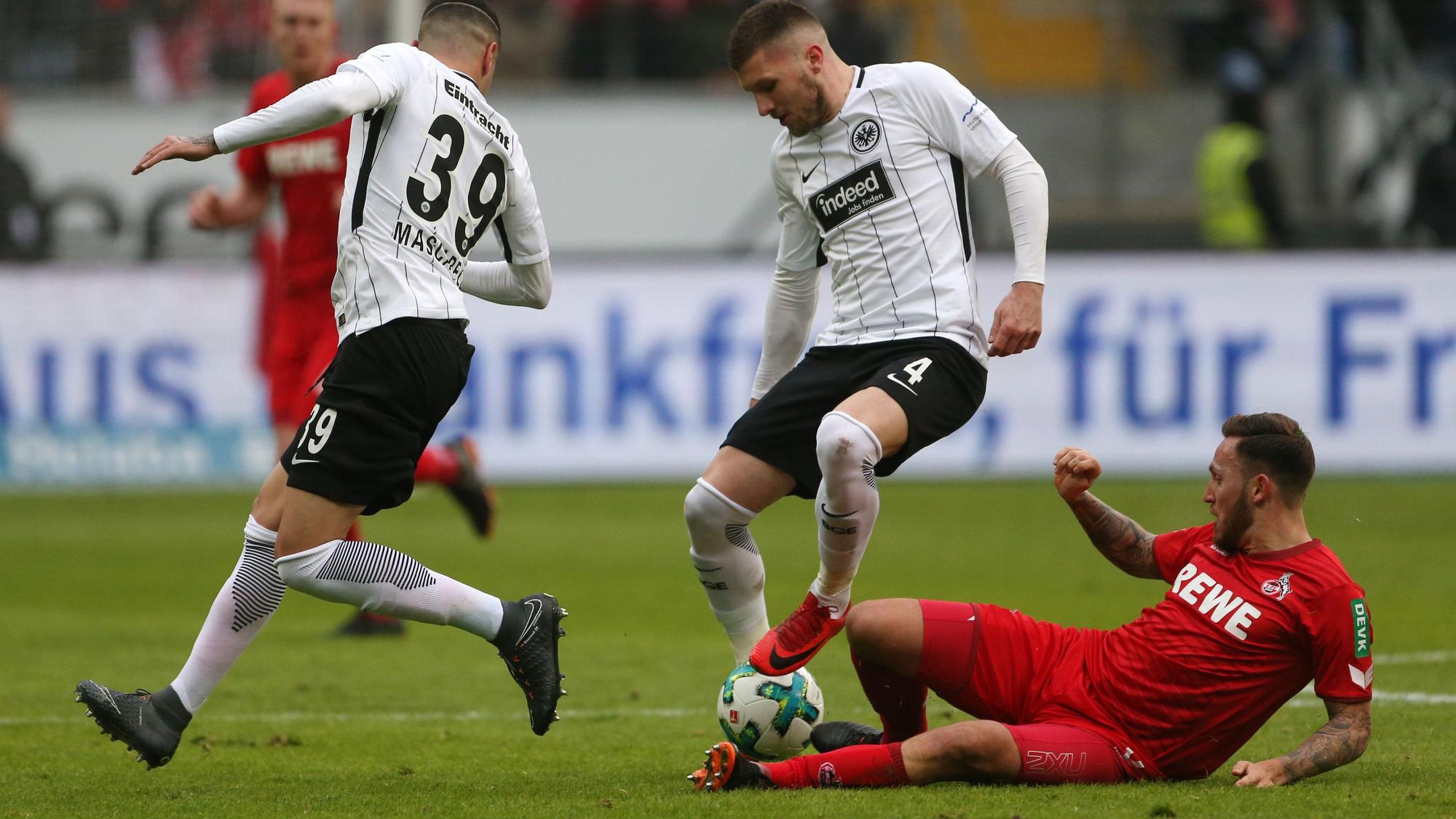 Kölns Marco Höger im Zweikampf mit Frankfurts Ante Rebic.