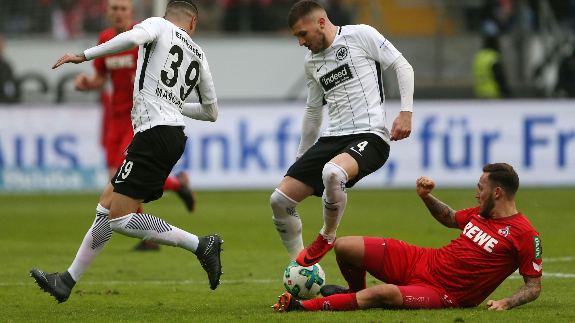 Kölns Marco Höger im Zweikampf mit Frankfurts Ante Rebic.