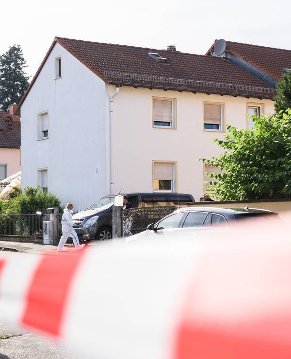 Eine Mitarbeiterin der Spurensicherung steht 2019 vor einem Einfamilienhaus in Kahl am Main.