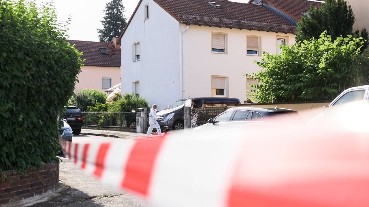 Eine Mitarbeiterin der Spurensicherung steht 2019 vor einem Einfamilienhaus in Kahl am Main.