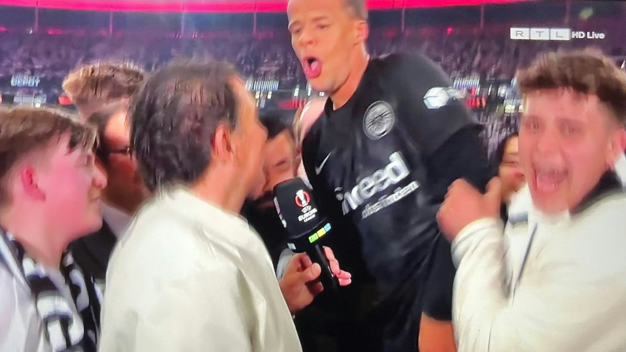 RTL: Reporter Felix Görner versucht ein Interview mit Timothy Chandler.