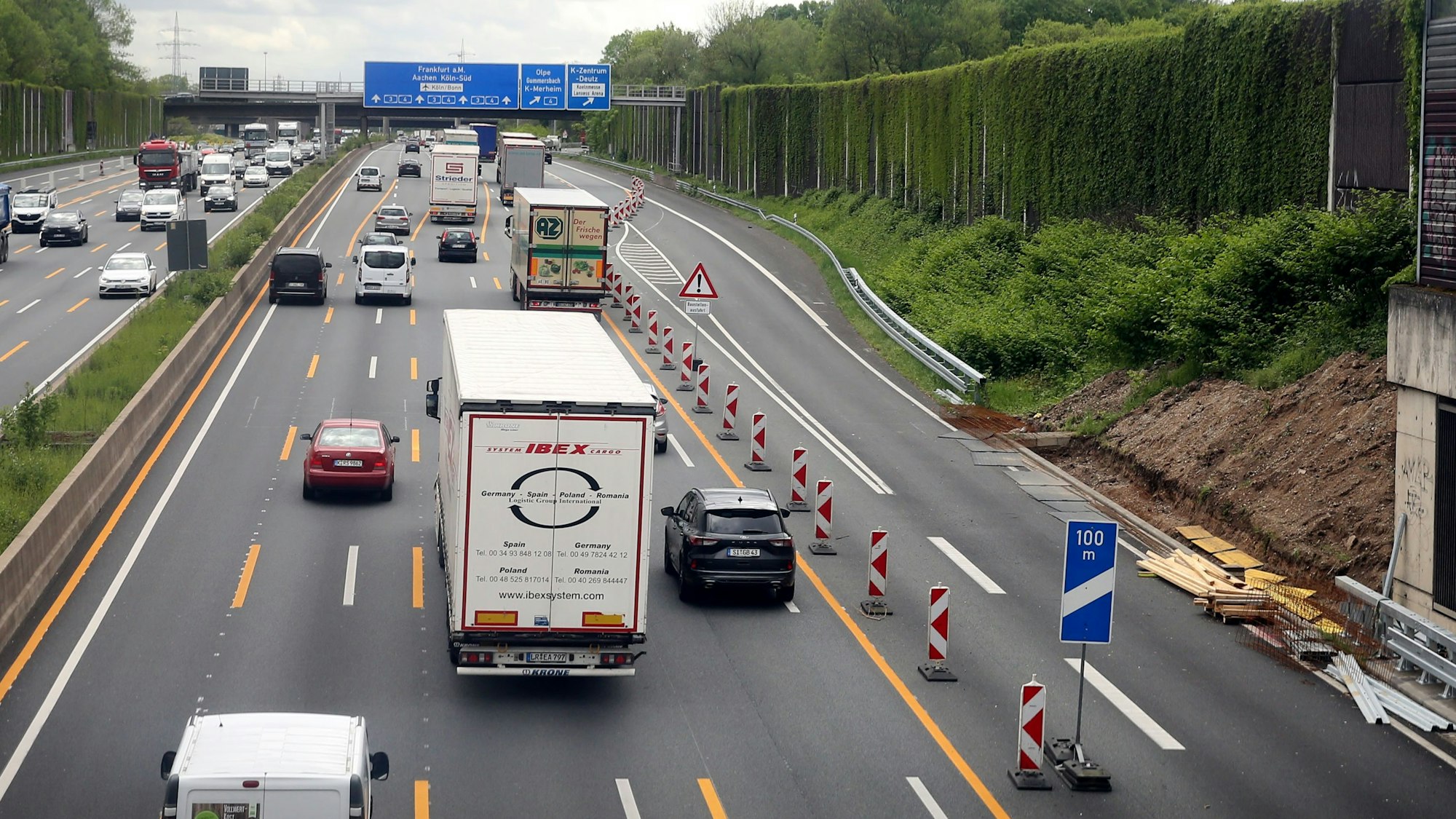 Fahrzeuge fahren auf der Autobahn A3 durch eine Baustelle in Höhe der Abfahrt Köln-Dellbrück.