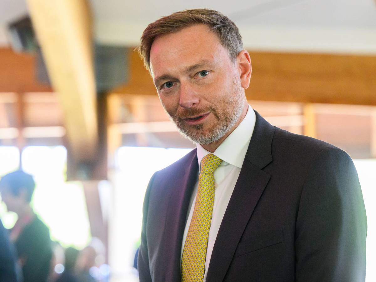 Christian Lindner (FDP) im Anzug mit Krawatte und lächelnd bei den Familienunternehmer-Tagen 2022 im Expowal.