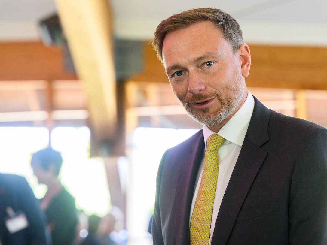 Christian Lindner (FDP) im Anzug mit Krawatte und lächelnd bei den Familienunternehmer-Tagen 2022 im Expowal.