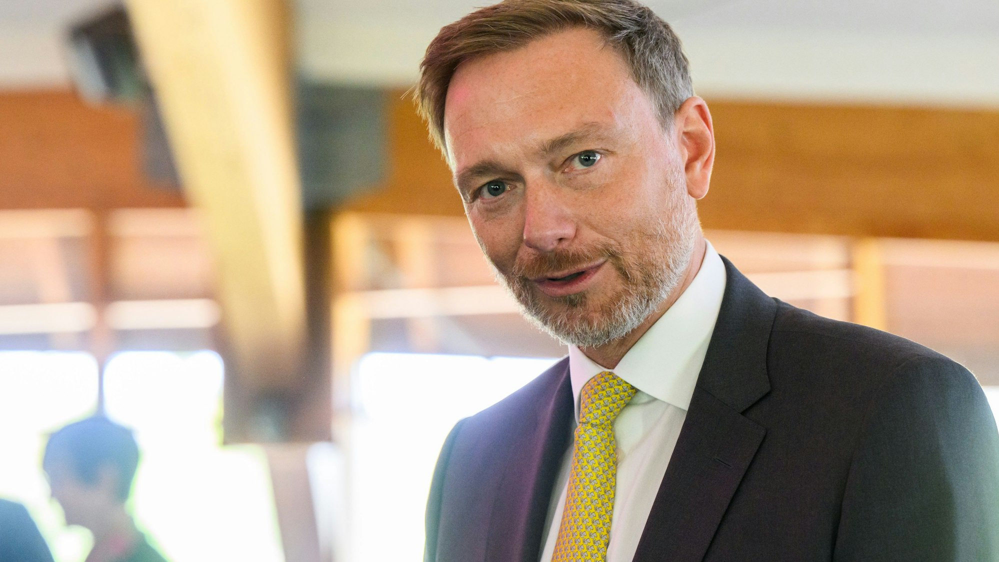 Christian Lindner (FDP) im Anzug mit Krawatte und lächelnd bei den Familienunternehmer-Tagen 2022 im Expowal.