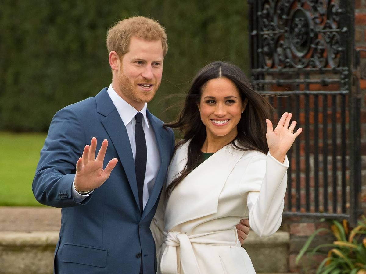 Der britische Prinz Harry und Herzogin Meghan winken und lächeln nach der Bekanntgabe ihrer Verlobung.