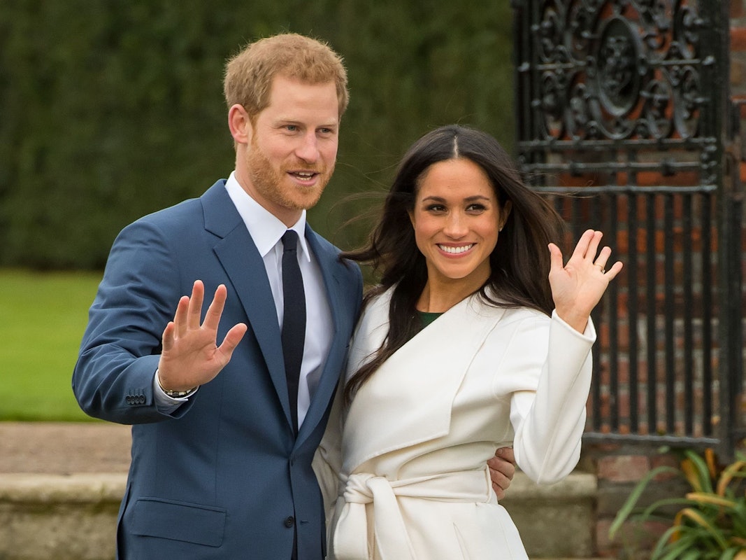 Der britische Prinz Harry und Herzogin Meghan winken und lächeln nach der Bekanntgabe ihrer Verlobung.