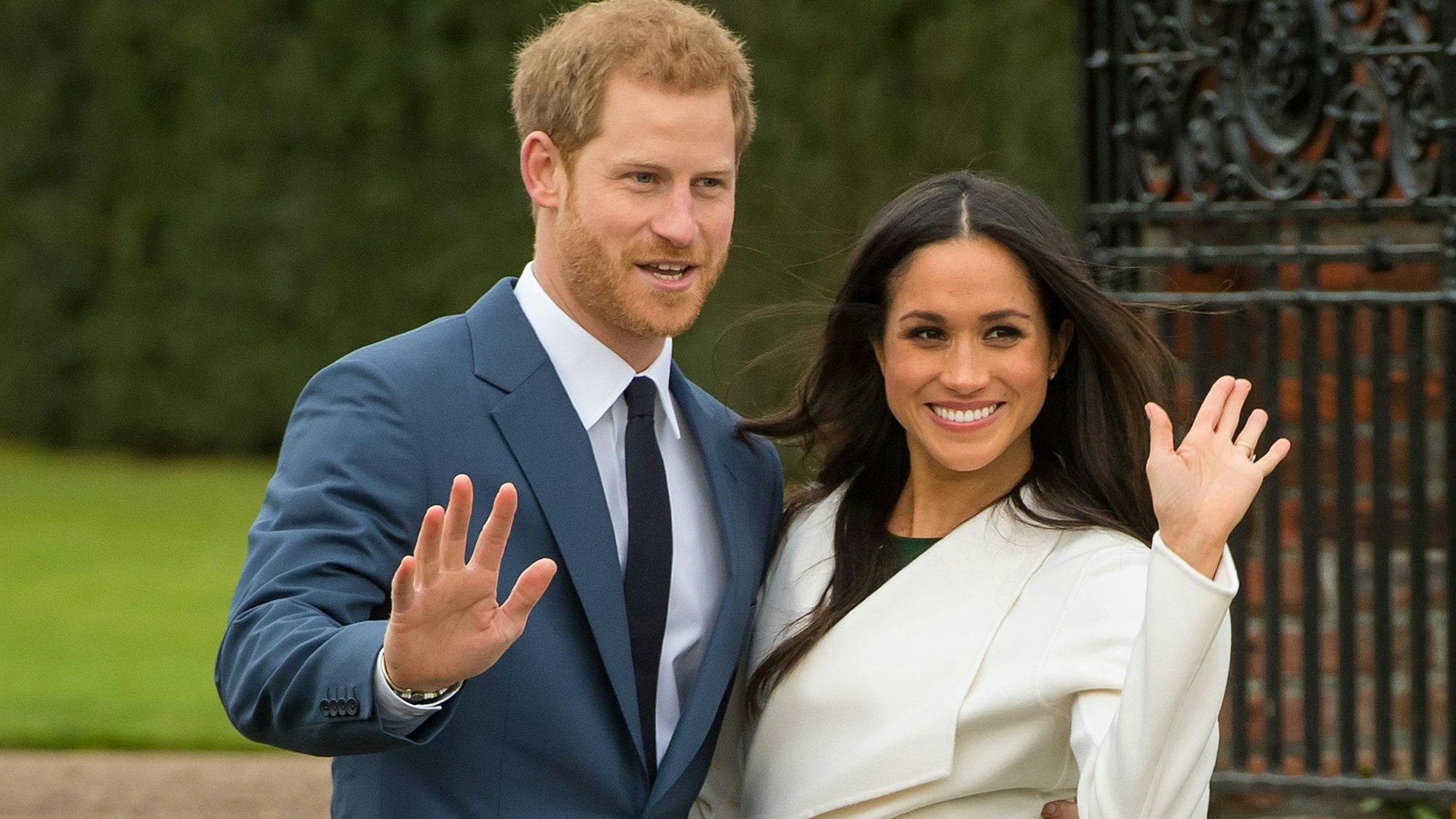 Der britische Prinz Harry und Herzogin Meghan winken und lächeln nach der Bekanntgabe ihrer Verlobung.