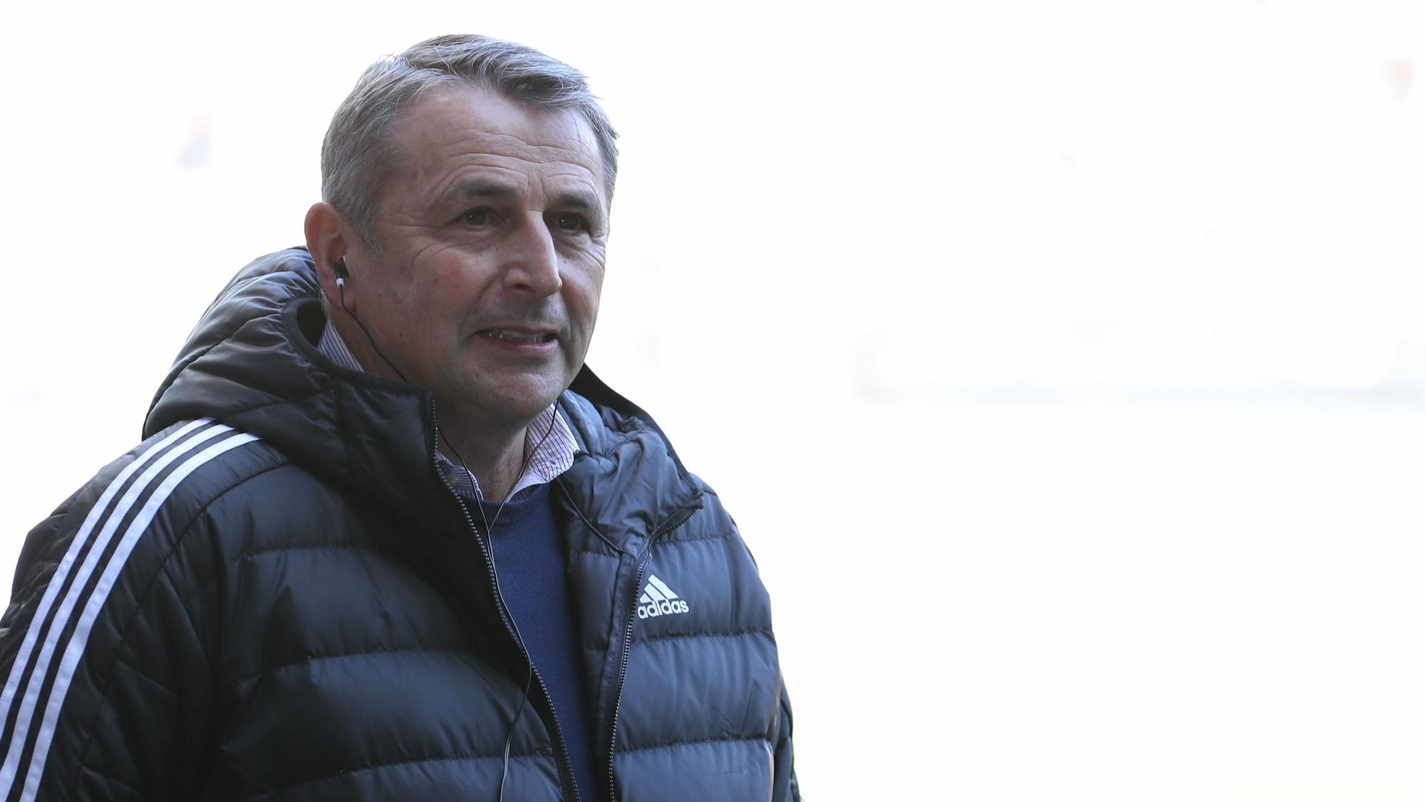 F95-Boss Klaus Allofs, hier am 12. März 2022 bei Düsseldorfs Partie gegen den SC Paderborn, will seinem Ex-Klub Schützenhilfe leisten.