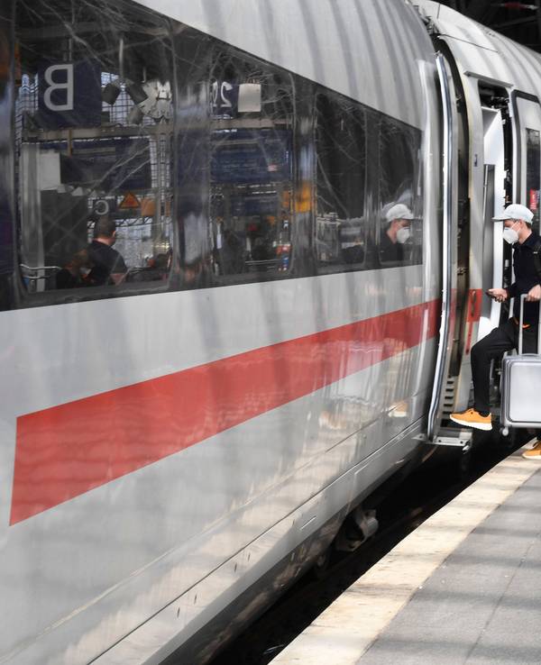 Ein Reisender steigt an Bahnsteig im Kölner Hauptbahnhof in einen Zug.