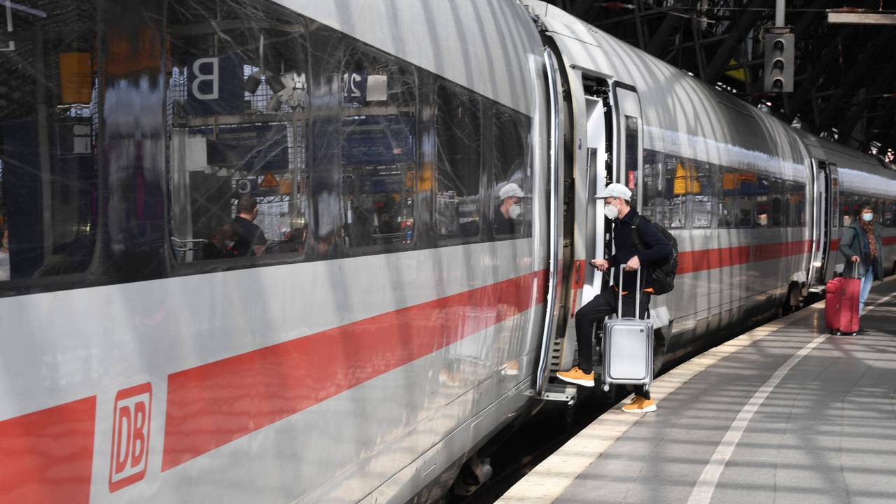 Ein Reisender steigt an Bahnsteig im Kölner Hauptbahnhof in einen Zug.