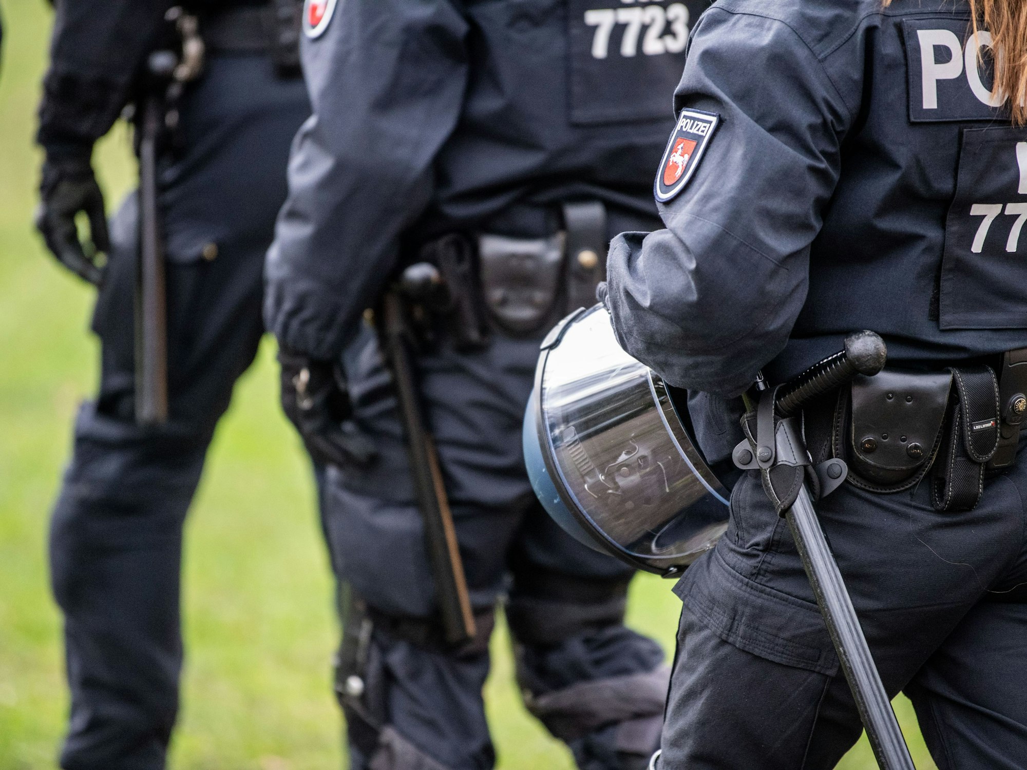 Einsatzkräfte der Polizei in ihrer Uniform. Das Bild entstand am 5. Februar 2022.