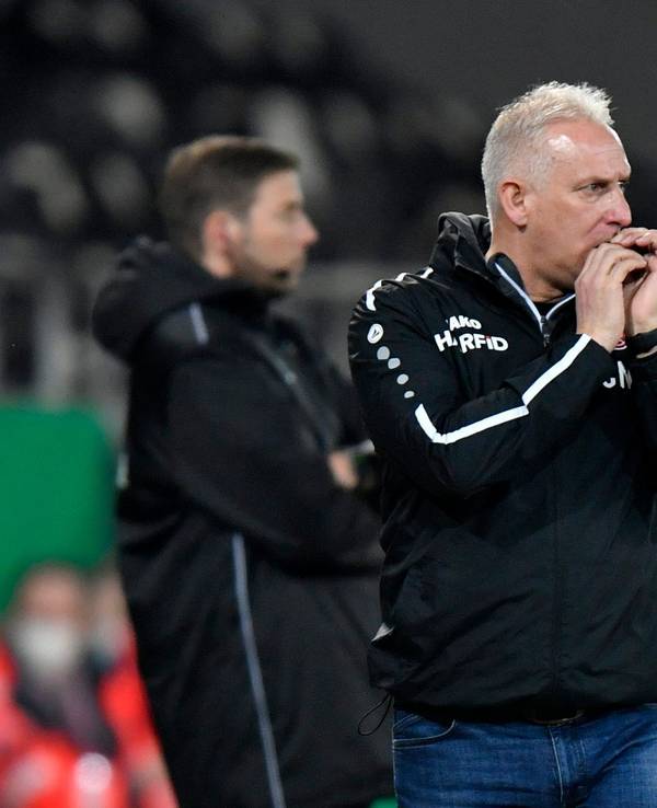 Essens Trainer Christian Neidhart an der Seitenlinie.