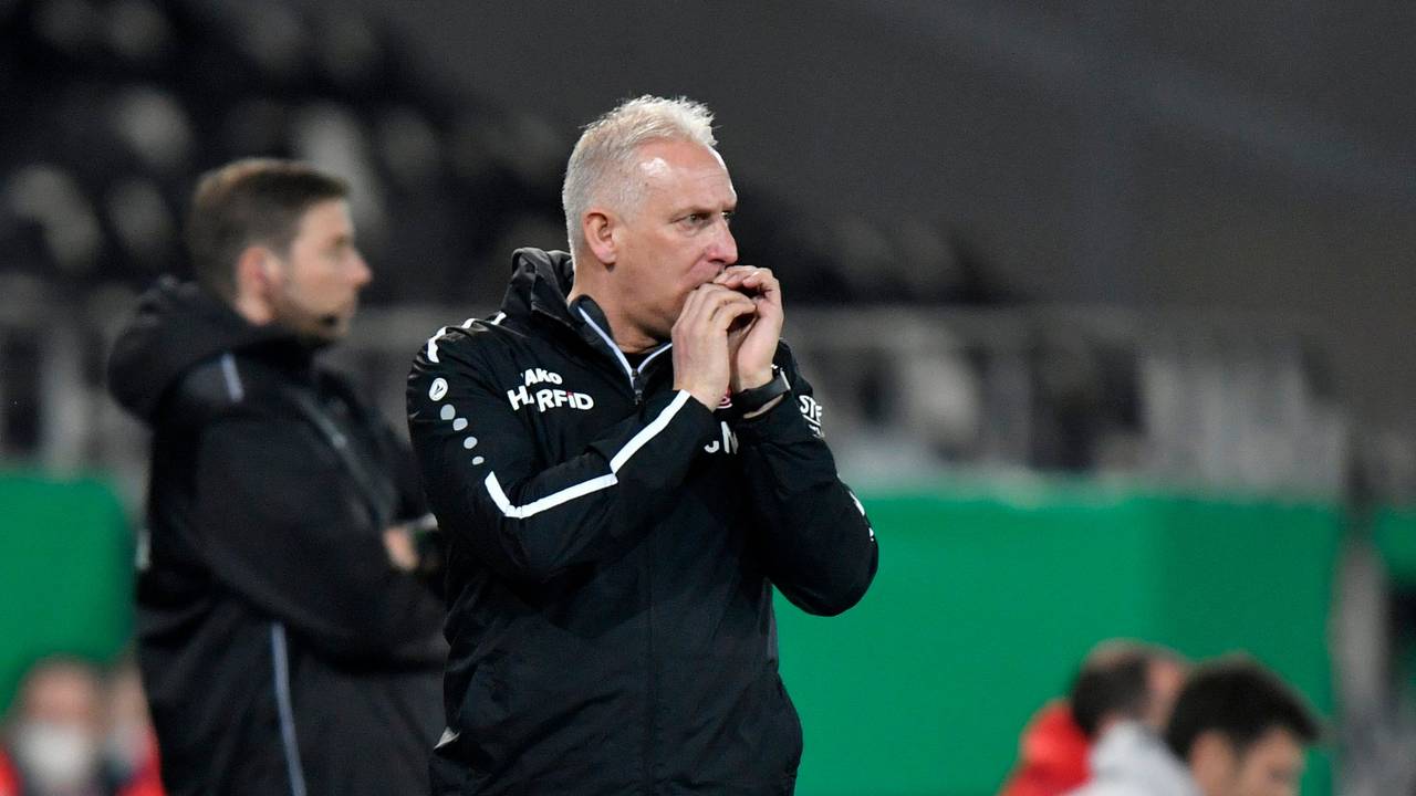 Essens Trainer Christian Neidhart an der Seitenlinie.