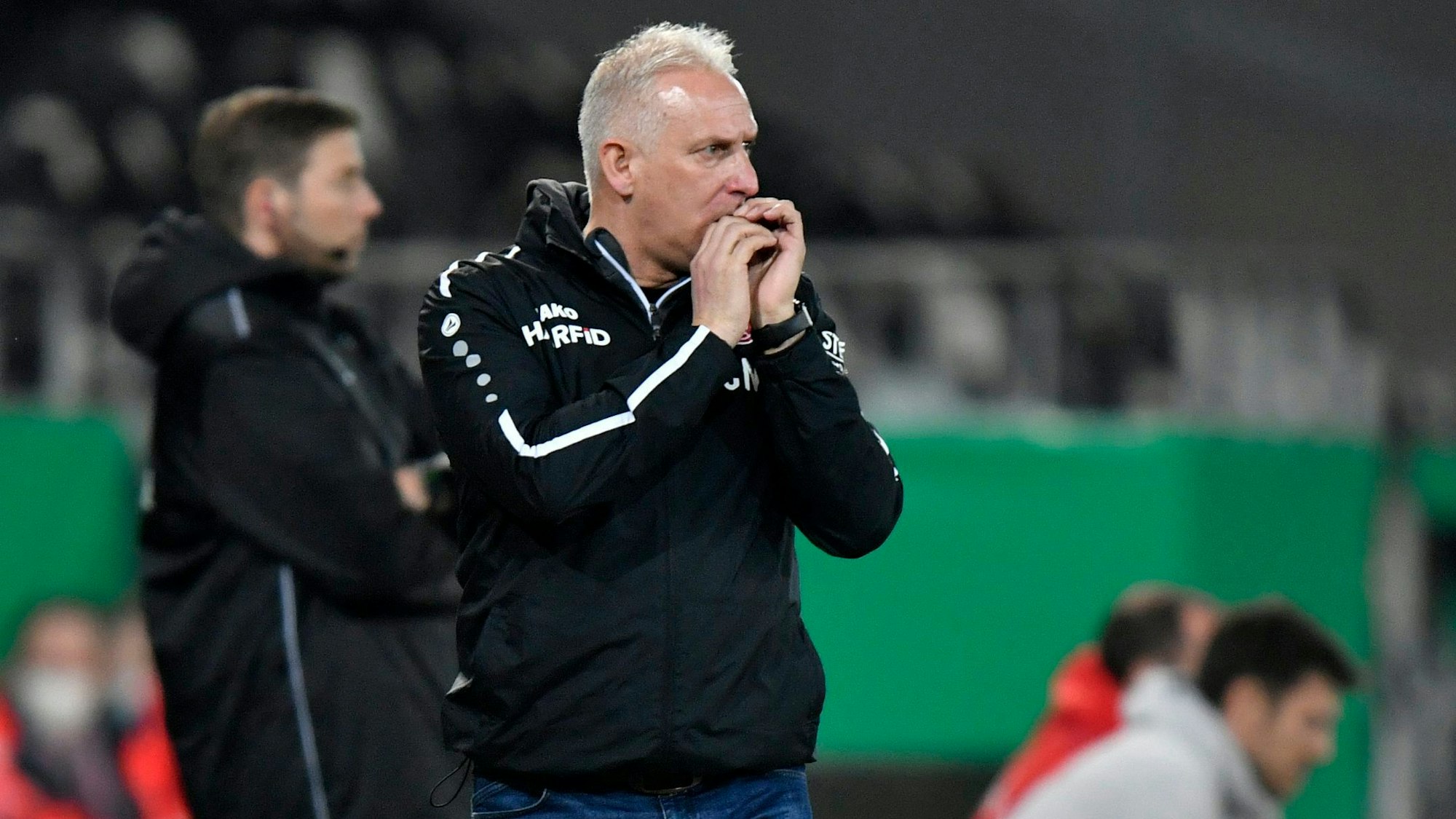 Essens Trainer Christian Neidhart an der Seitenlinie.