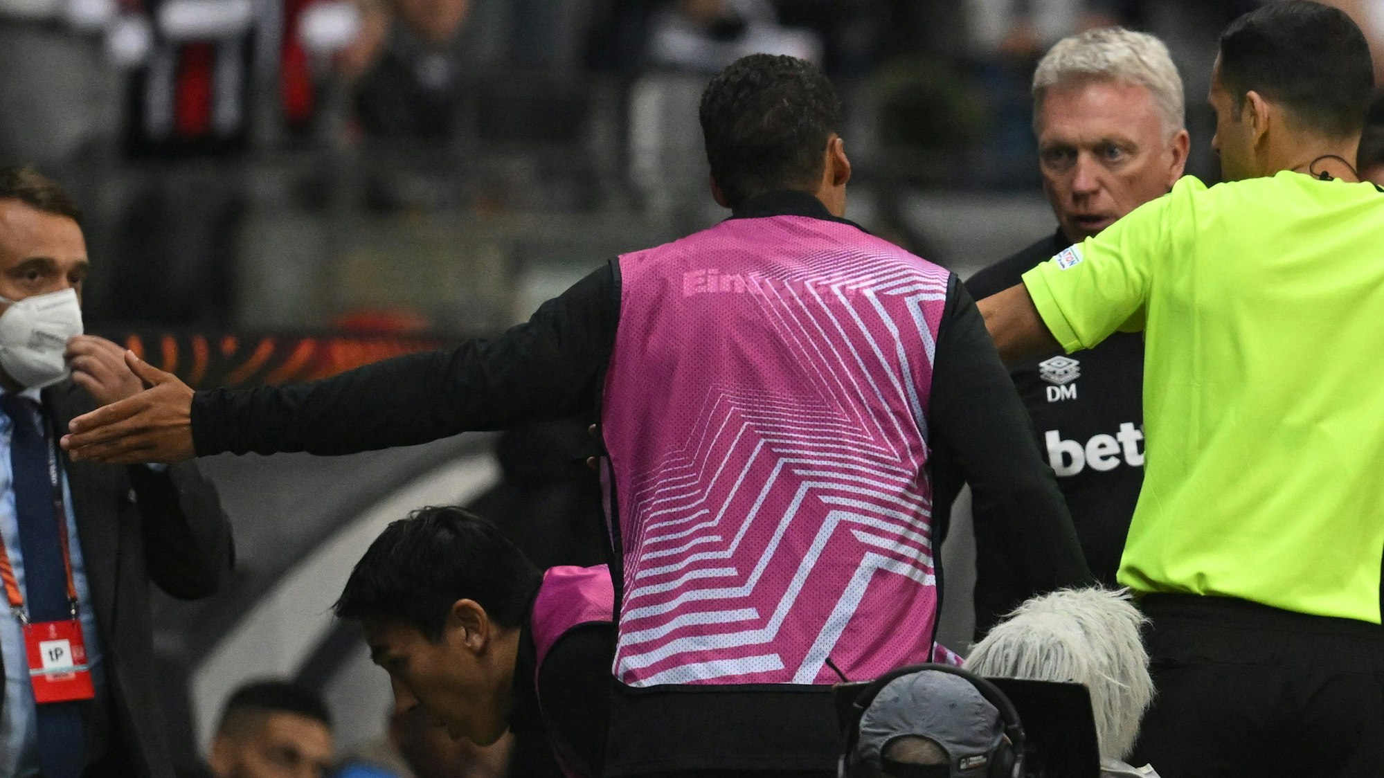 Trainer David Moyes (2.v.r) von West Ham United streitet mit dem Schiedsrichterteam.