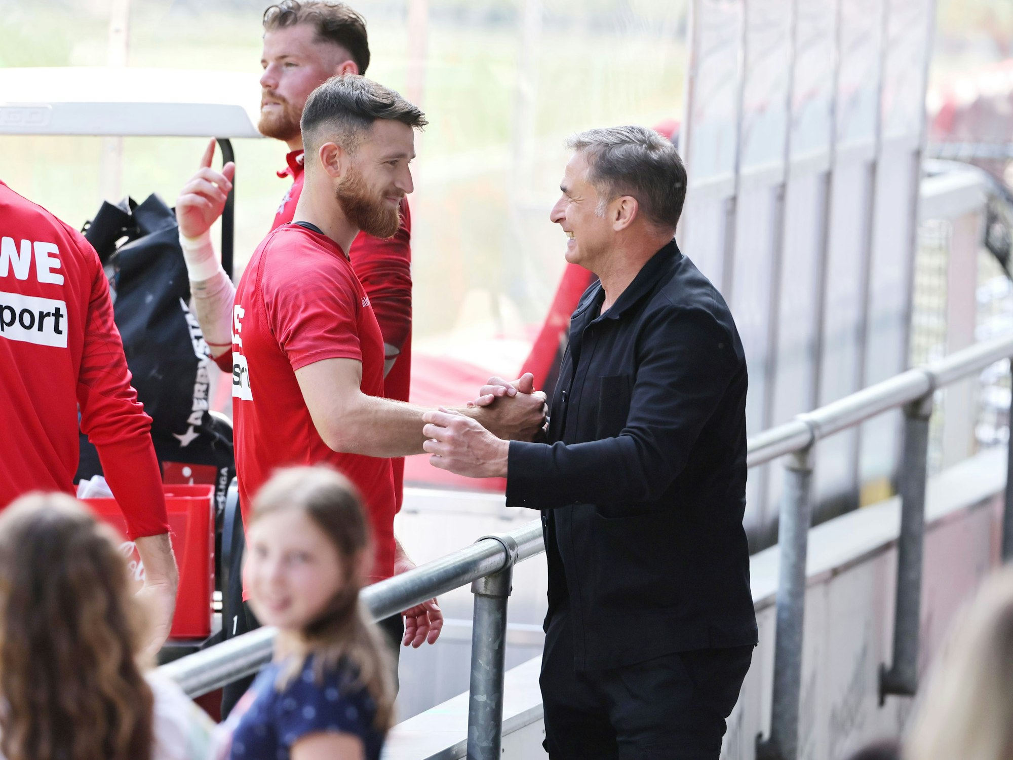 Stefan Kuntz spricht mit Salih Özcan.