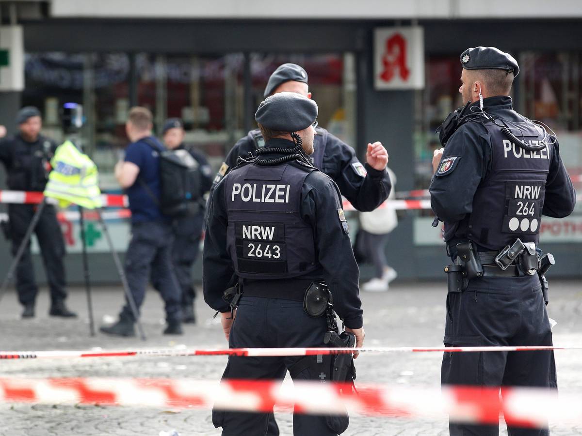 Polizisten untersuchen den Tatort am Marktplatz.