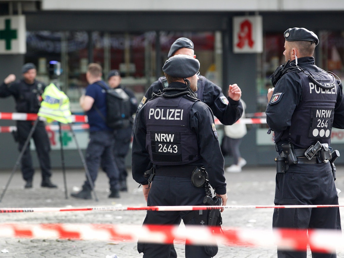 Polizisten untersuchen den Tatort am Marktplatz.