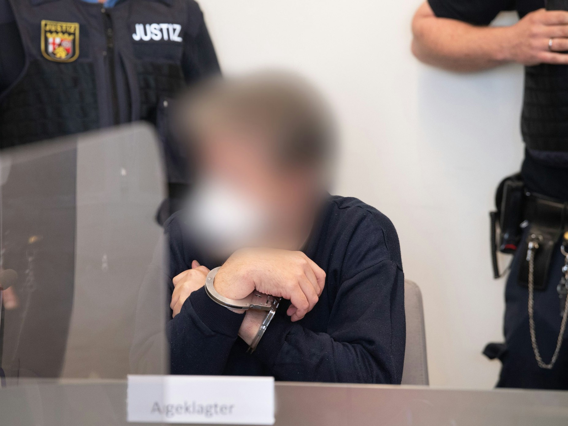 Der Angeklagte sitzt auf der Anklagebank.