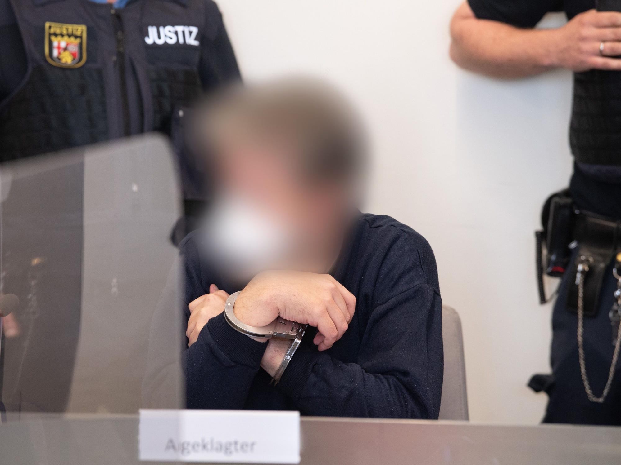 Der Angeklagte sitzt auf der Anklagebank.
