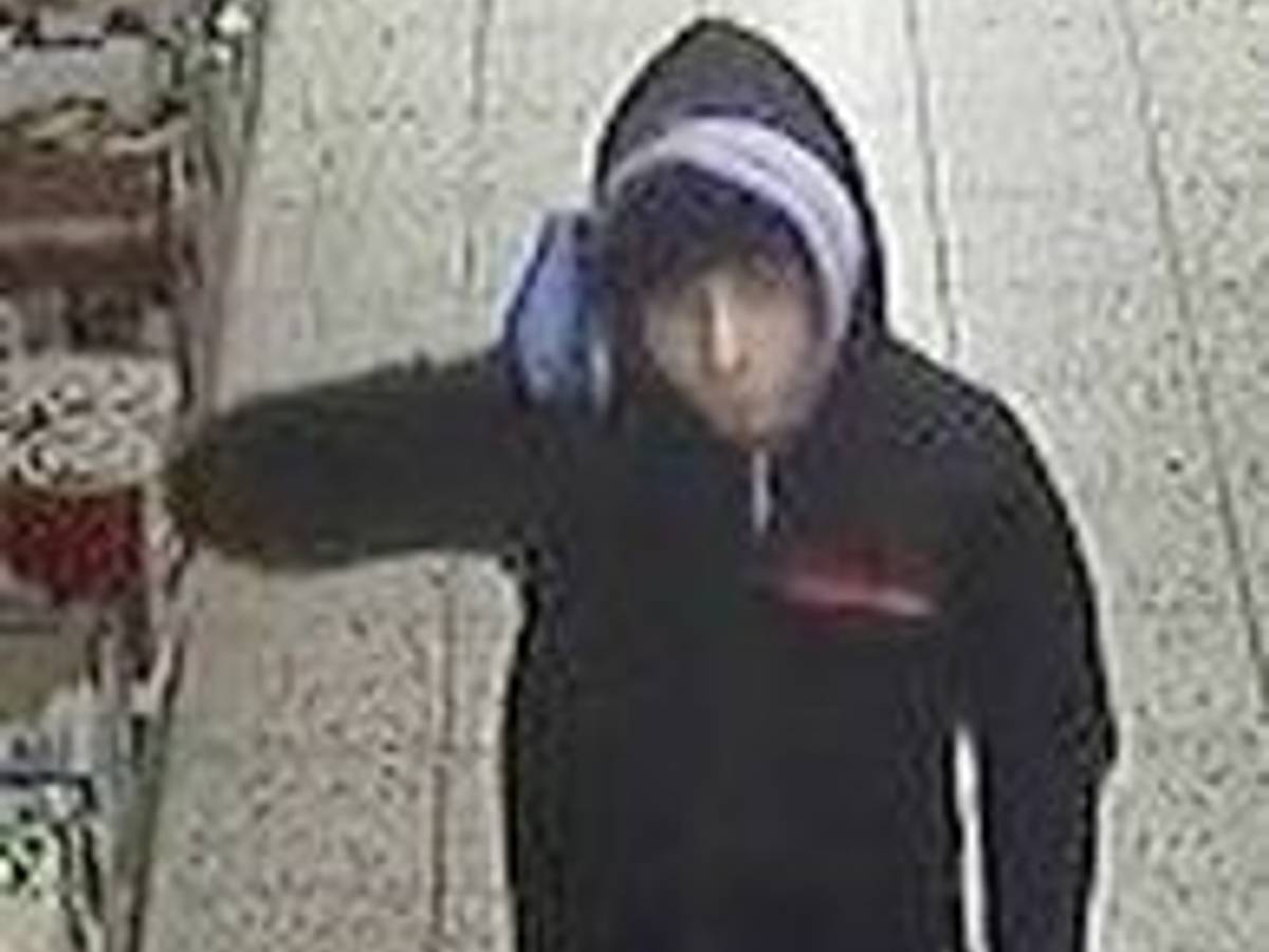 Mann geht durch Supermarkt in Köln. Kurz darauf bedrohte er Kassiererin mit Pistole.