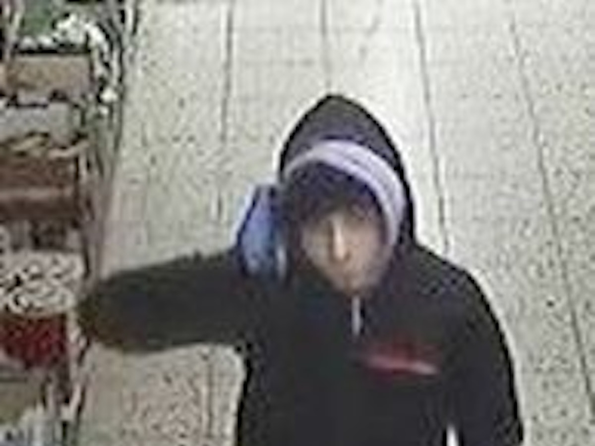 Mann geht durch Supermarkt in Köln. Kurz darauf bedrohte er Kassiererin mit Pistole.