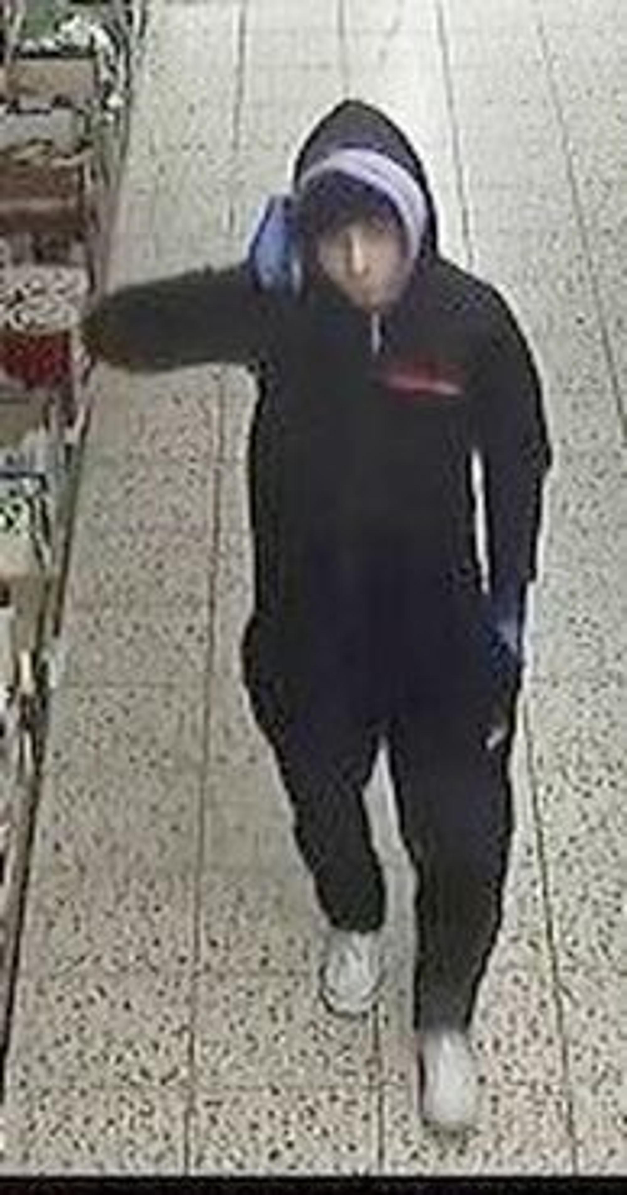 Mann geht durch Supermarkt in Köln. Kurz darauf bedrohte er Kassiererin mit Pistole.