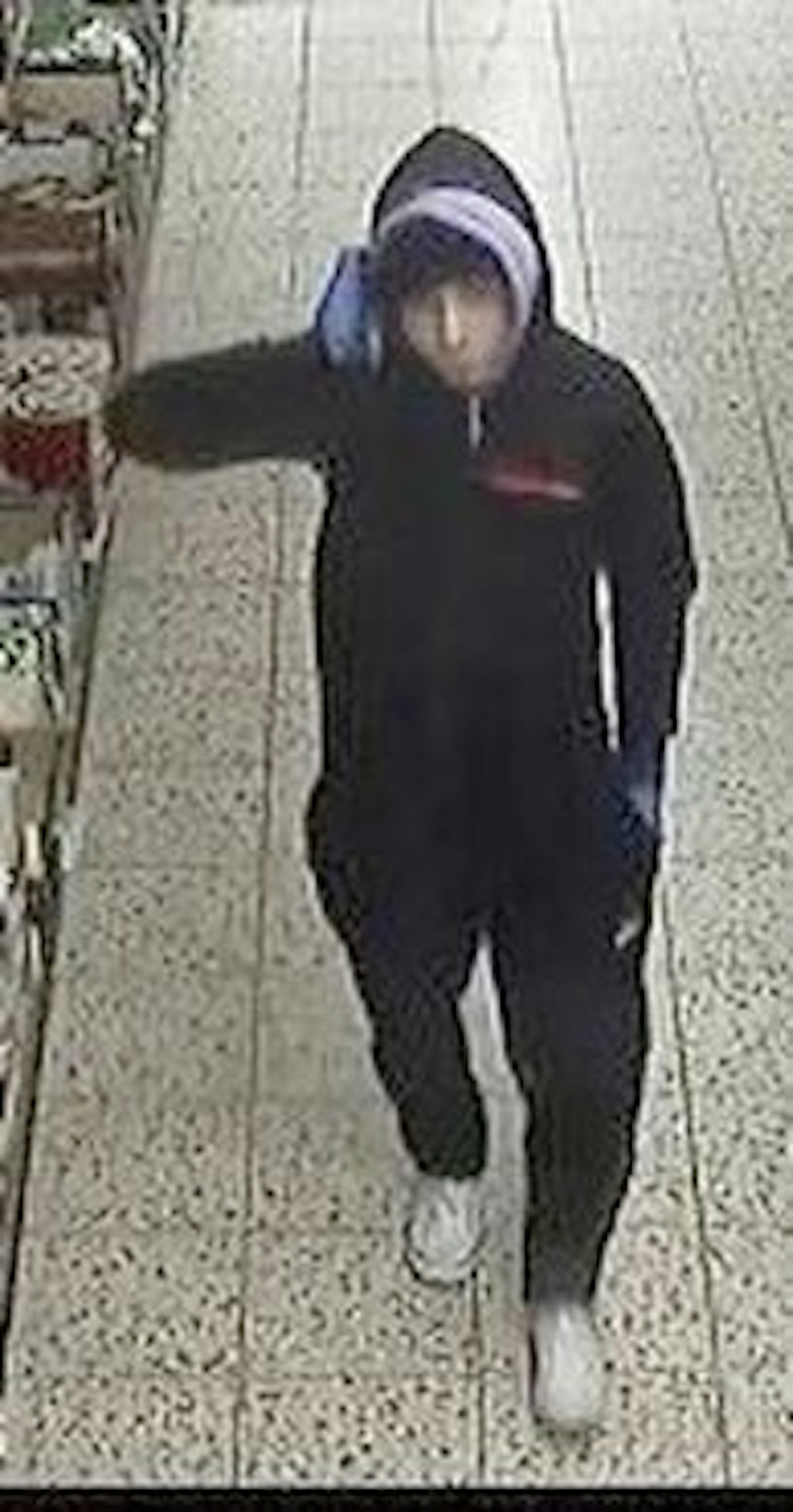 Mann geht durch Supermarkt in Köln. Kurz darauf bedrohte er Kassiererin mit Pistole.