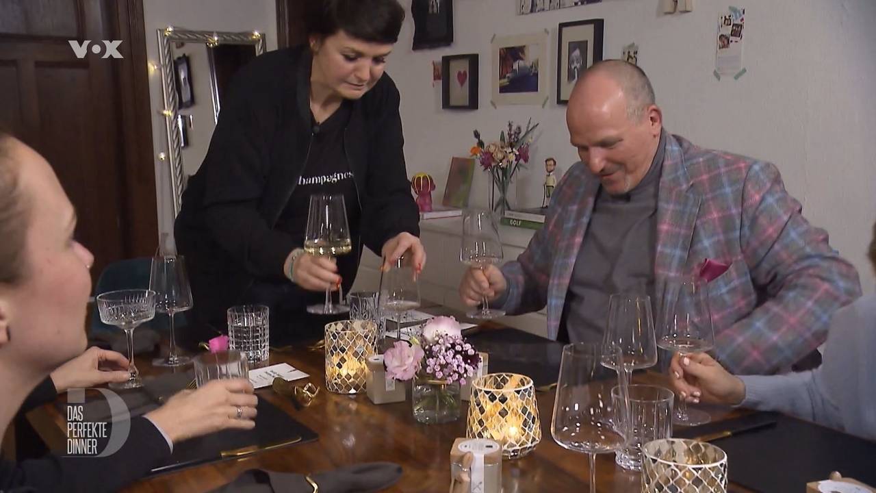 Ausgerechnet auf den eitel-strengen Christian (54) ergießt sich beim Anstoßen mit Gastgeberin Agnes (41) ein Schwall Rosé.