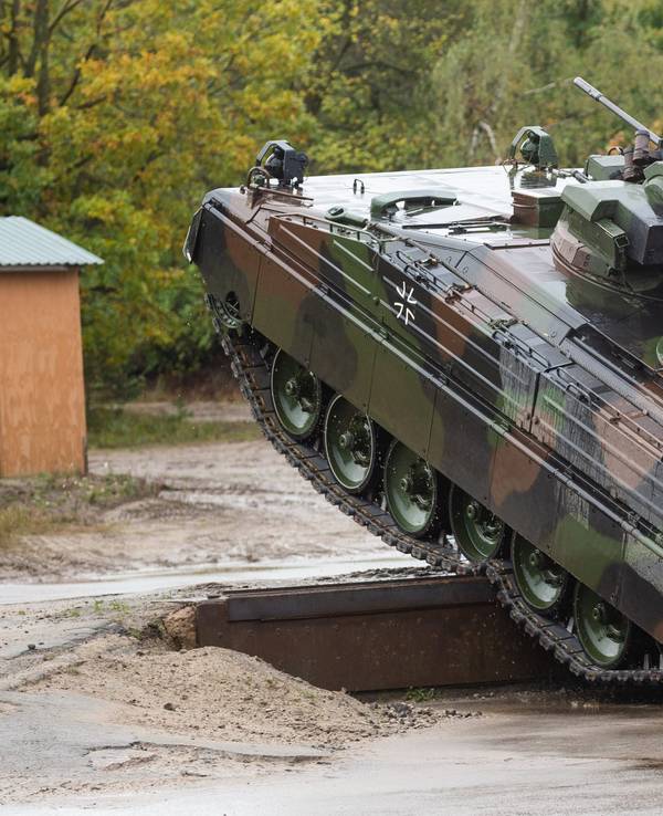 Ein Schützenpanzer der Bundeswehr vom Typ Marder, der von Rheinmetall Landsysteme gebaut wird, fährt bei der Informationslehrübung Landoperationen 2019 über ein Hindernis.