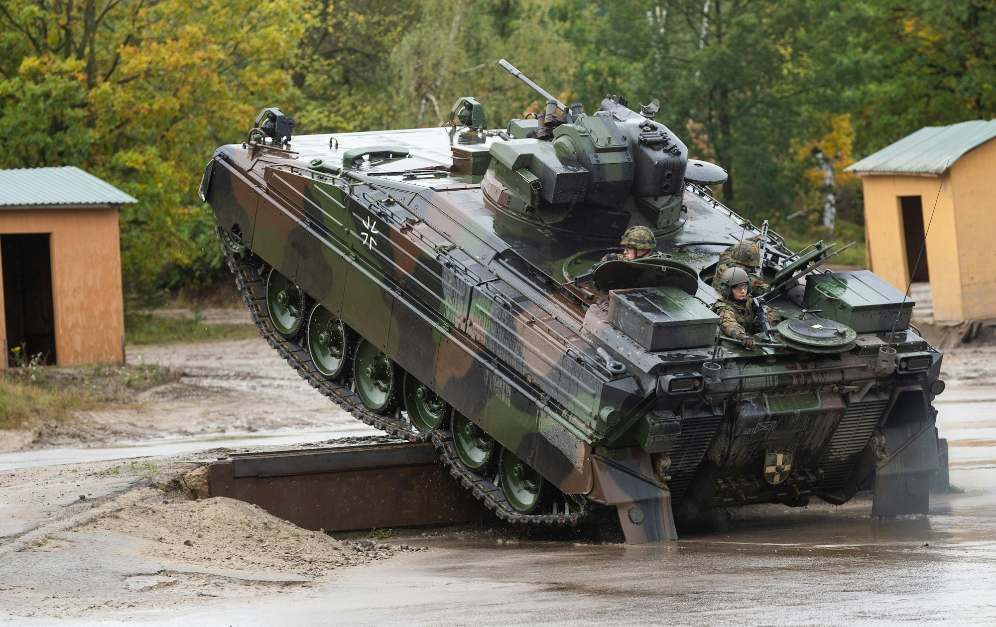 Ein Schützenpanzer der Bundeswehr vom Typ Marder, der von Rheinmetall Landsysteme gebaut wird, fährt bei der Informationslehrübung Landoperationen 2019 über ein Hindernis.