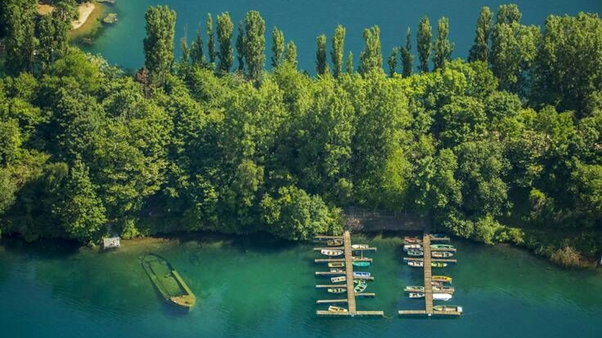 Der Escher See in Köln Esch/Auenweiher am 5. Juni 2015 von oben.