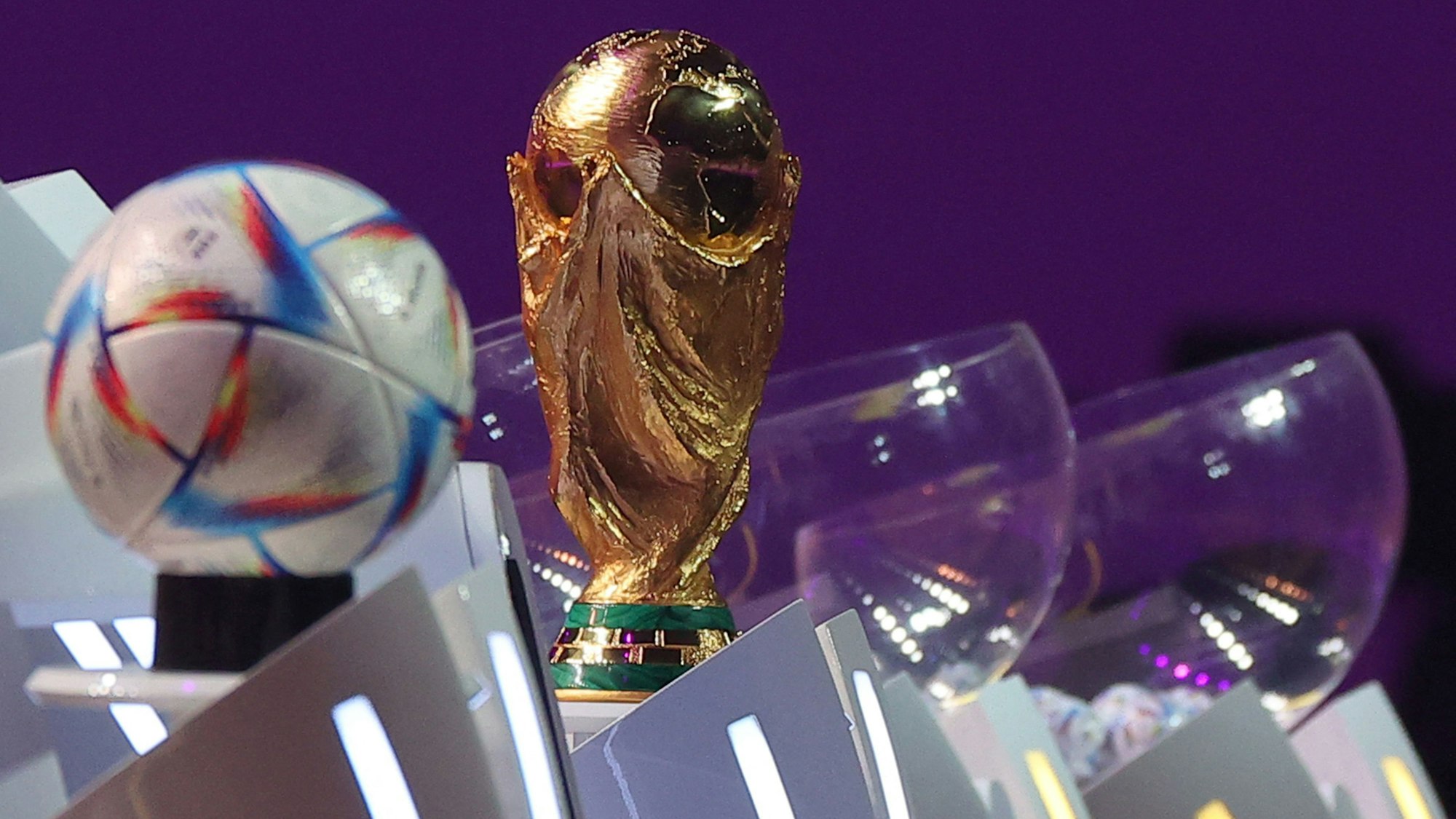 Der WM-Ball für die Endrunde 2022 liegt bei der Auslosung in Katar neben dem WM-Pokal