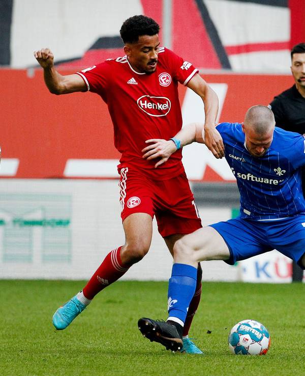 Fortuna Düsseldorfs Emmanuel Iyoha (l) und der Darmstädter Thomas Poppler Isherwood kämpfen in der 2.-Liga-Partie am 6. Mai 2022 um den Ball.