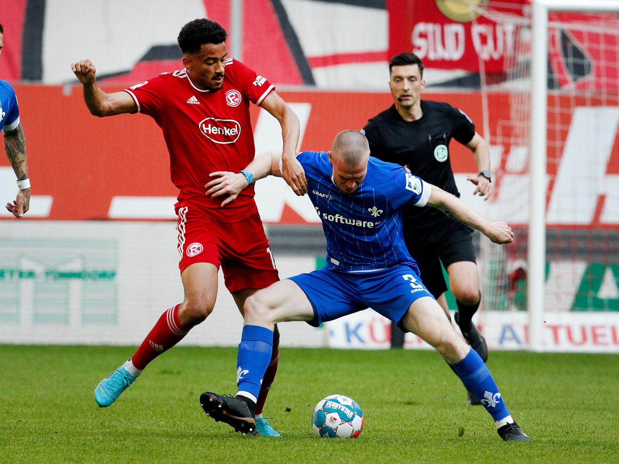 Fortuna Düsseldorfs Emmanuel Iyoha (l) und der Darmstädter Thomas Poppler Isherwood kämpfen in der 2.-Liga-Partie am 6. Mai 2022 um den Ball.