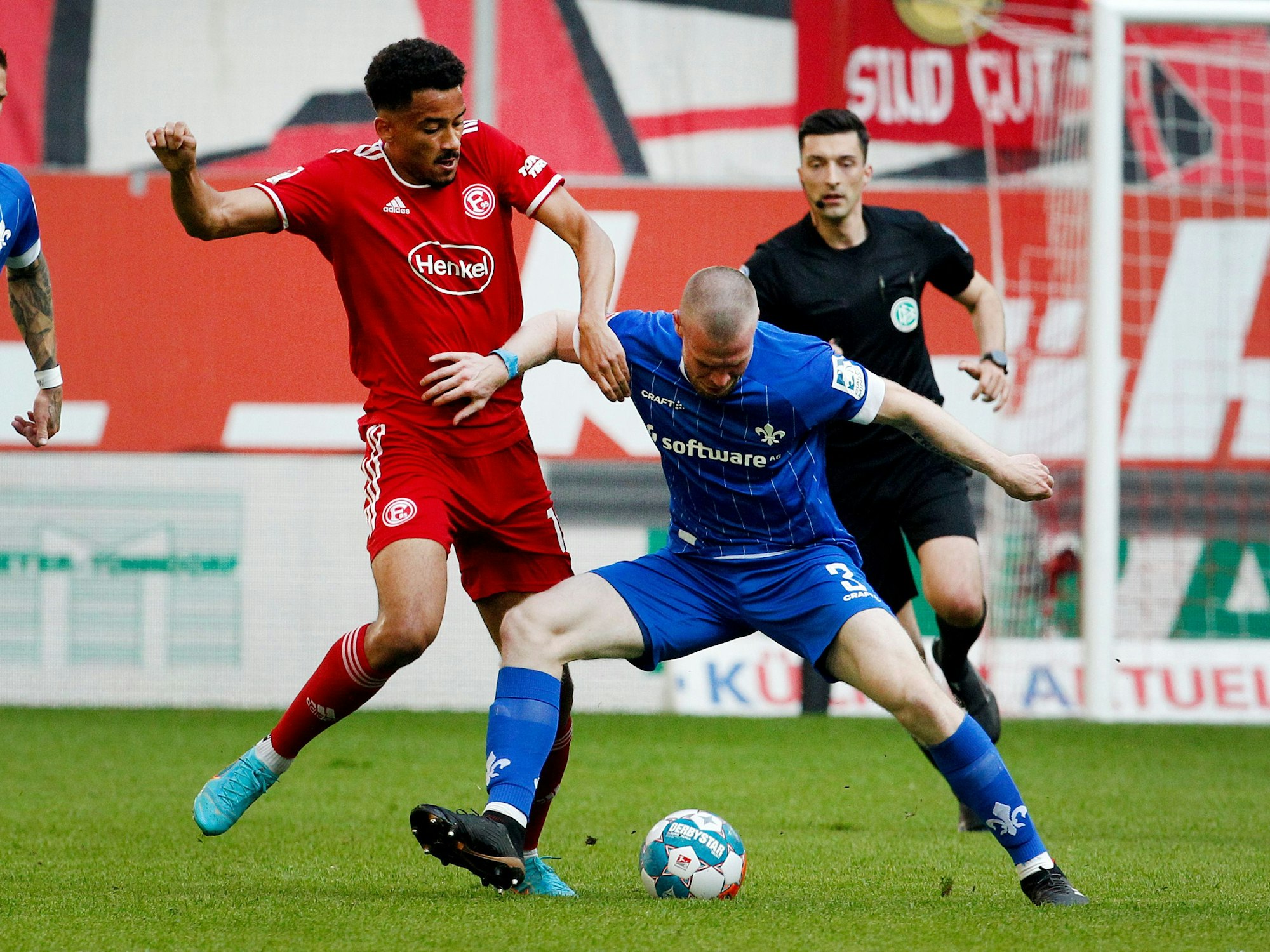 Fortuna Düsseldorfs Emmanuel Iyoha (l) und der Darmstädter Thomas Poppler Isherwood kämpfen in der 2.-Liga-Partie am 6. Mai 2022 um den Ball.