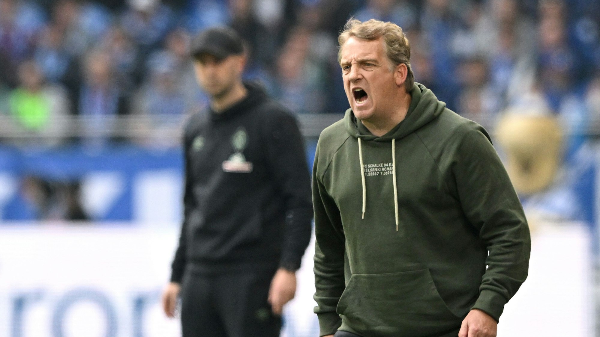Mike Büskens, hier beim S04-Spiel gegen den SV Werder Bremen am 23. April 2022, möchte die Knappen zurück in die 1. Liga führen