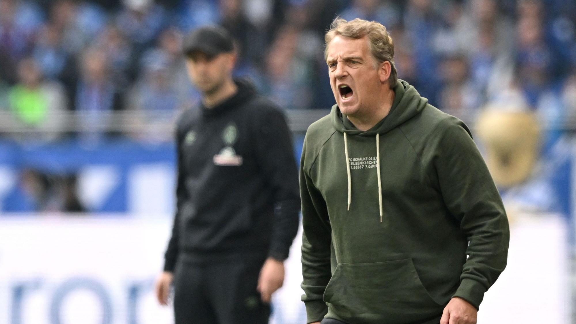 Mike Büskens, hier beim S04-Spiel gegen den SV Werder Bremen am 23. April 2022, möchte die Knappen zurück in die 1. Liga führen
