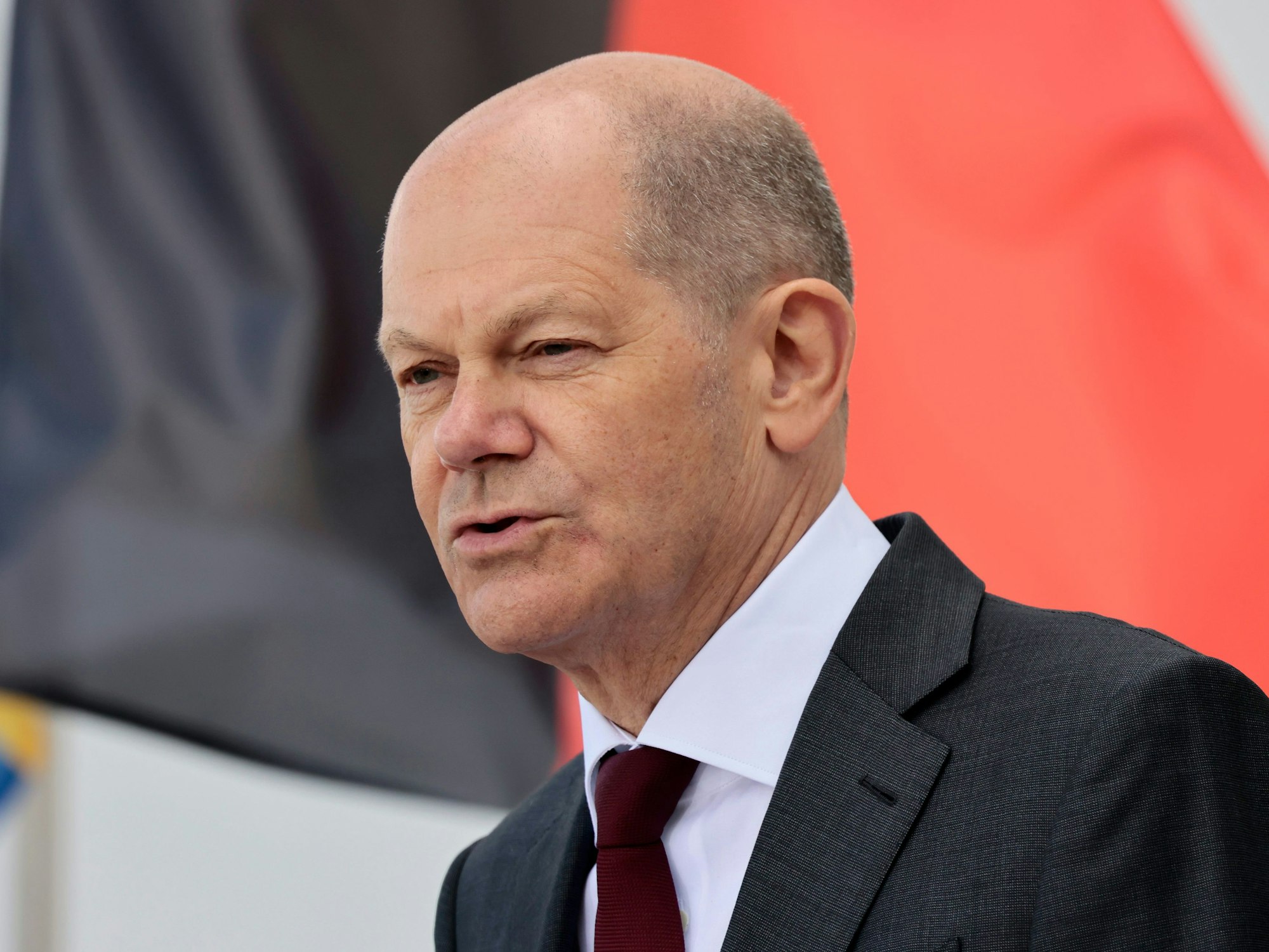 Bundeskanzler Olaf Scholz will sich am Sonntag, 8. Mai, in einer TV-Ansprache an die Bürgerinnen und Bürger wenden. Das Foto zeigt ihn am 3. Mai 2022 in Berlin.