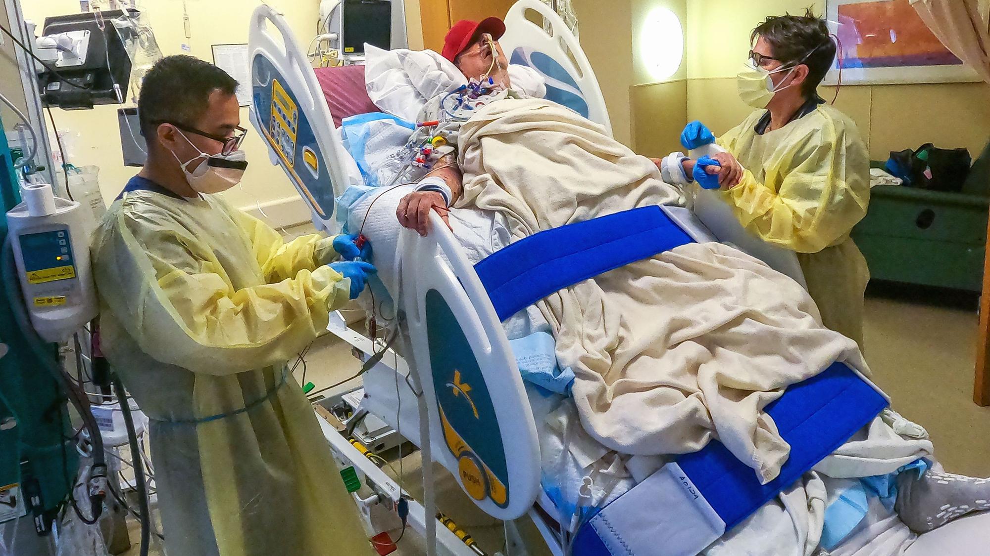 David Bennett mit Physiotherapeuten. Der Patient, dem weltweit erstmals ein Schweineherz als Ersatzorgan eingesetzt wurde, ist einige Zeit nach der Operation verstorben.